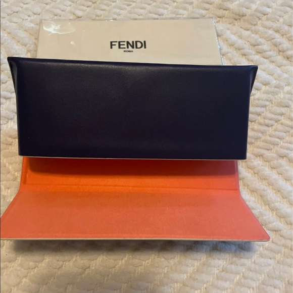 Authentic fendi sunglass case and cleaning cloth - Picture 5 of 5